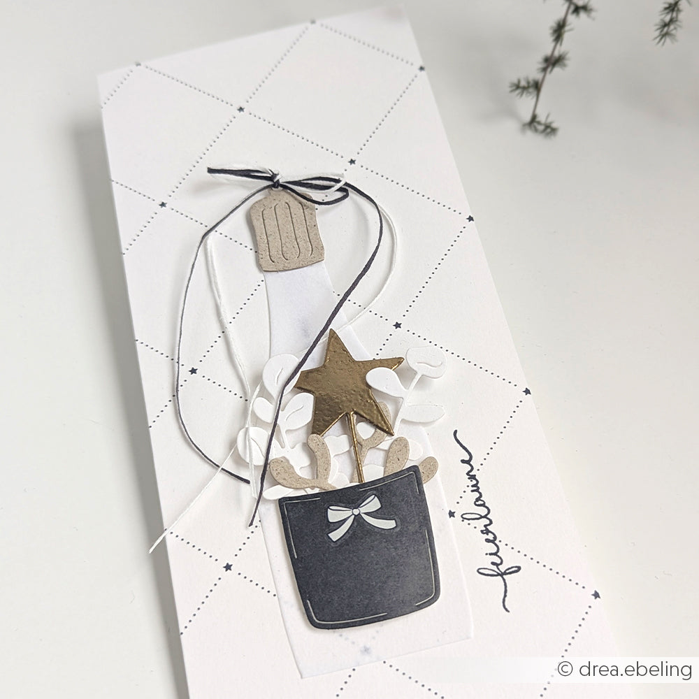 Handgefertigte Karte von Alexandra Renke mit schwarzem Topf, weißen Blättern, goldenem Stern, Schleife und "freude" auf weiß - hergestellt mit hochwertigen Stanzsystemen und schicken Designpapieren für ein elegantes Finish.