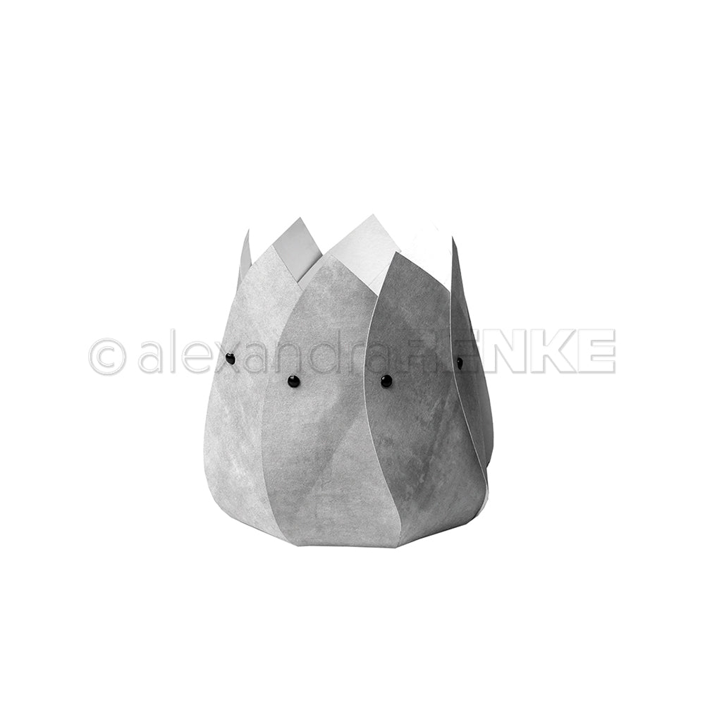 Graue, geometrische, blütenförmige Vase oder Behälter von Alexandra Renke auf weißem Grund - perfekt zur Präsentation von Motivstanze Blütenkörbchen oder zur Aufbewahrung zarter Designpapiere.