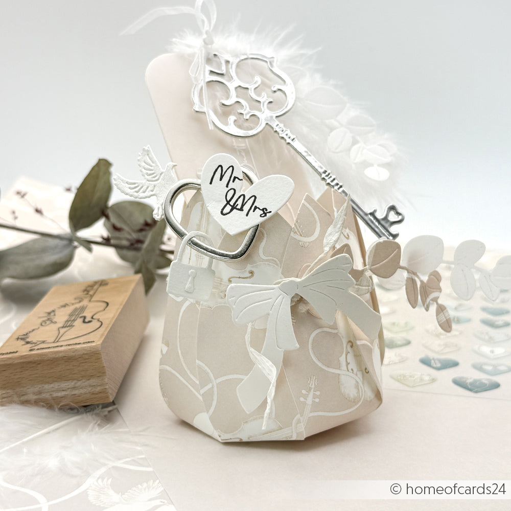 Elegante weiße Hochzeitsbox mit Schlüsseldekorationen, Herzanhängern und floralen Akzenten, hergestellt mit Alexandra Renke Motivstanze Blütenkörbchen und Stanzen für Designpapier für ein atemberaubendes Finish.