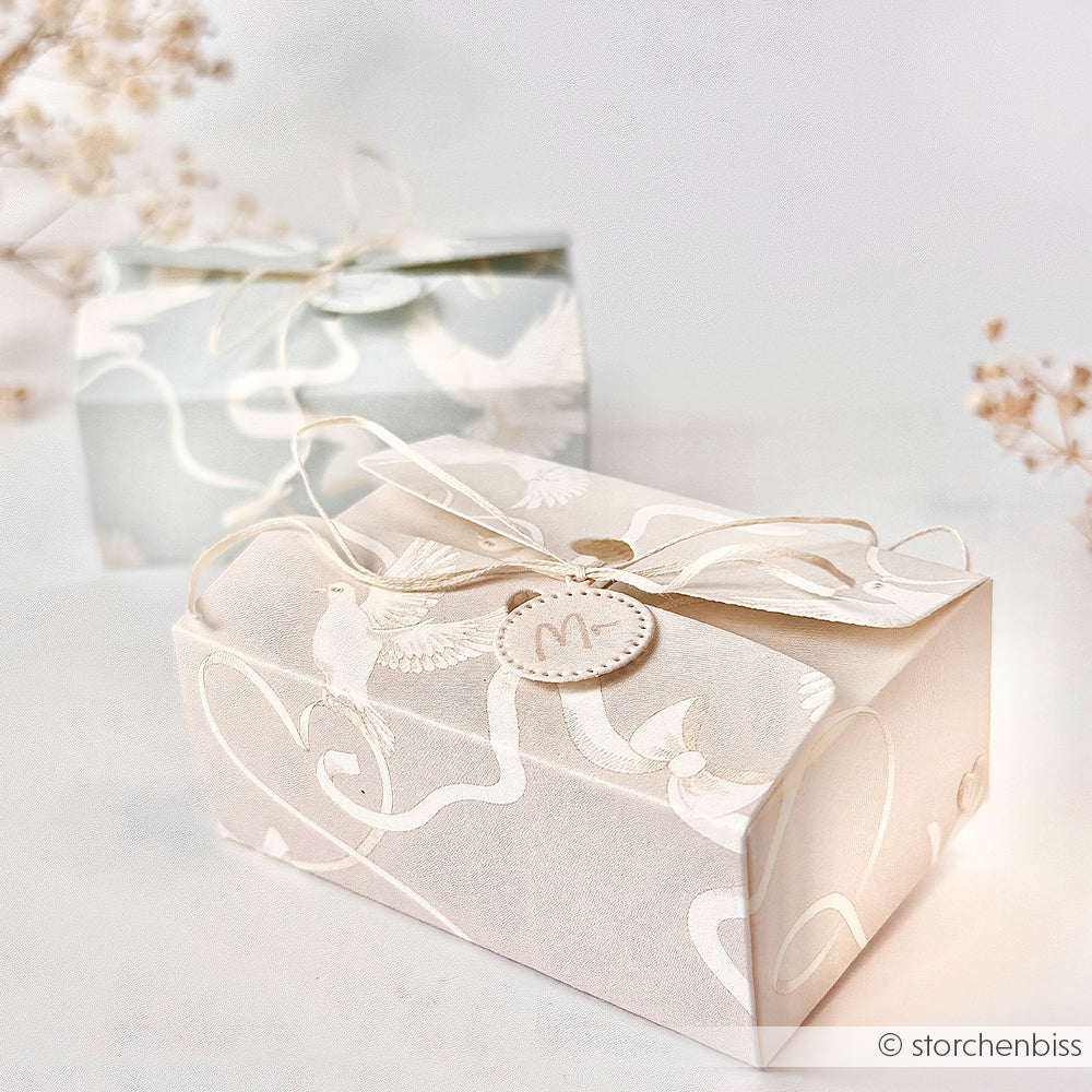 Zwei elegante weiße Geschenkschachteln mit Vogelmotiven und Rankenschleifen, gestaltet mit Alexandra Renke Motivstanze und Designpapieren, vor einem weichen, hellen Hintergrund.