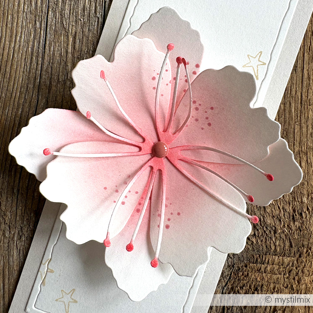 Handgefertigte Alexandra Renke rosa und weiße 3D Wolkenblume Kirschblüte Karte mit detaillierten Staubgefäßen, goldenen Stern Akzente und zusätzliche Dimension von Motivstanze auf einer weißen Karte.
