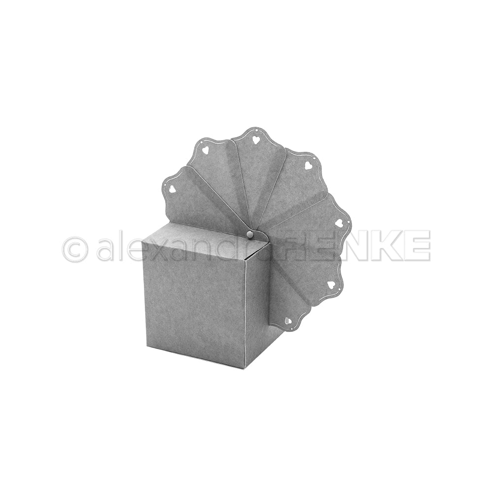 Ein Origami-Truthahn aus grauem Designpapier von Alexandra Renke mit einem fächerförmigen Schwanz, der an eine „Fächerbox“-Stanzform erinnert, und einem kastenförmigen Körper, präsentiert vor weißem Hintergrund.
