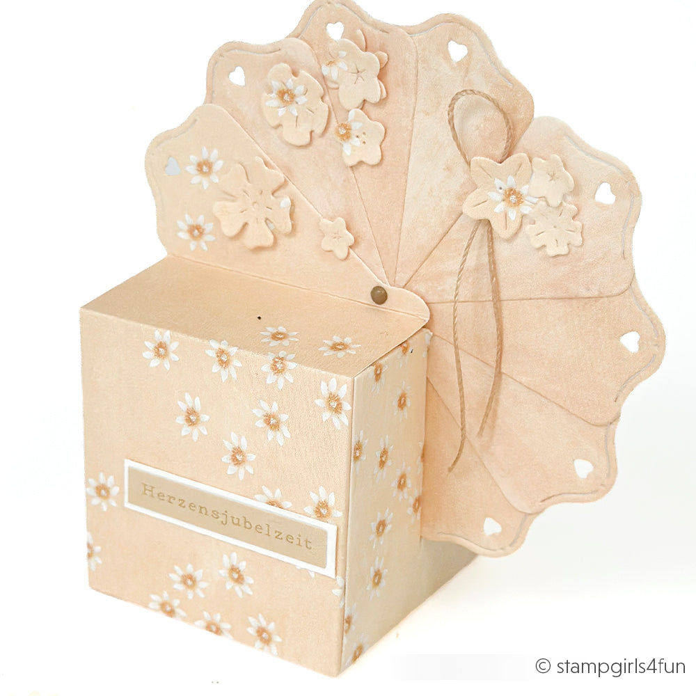 Pfirsichfarbene Geschenkbox mit floralen Details und einem daran befestigten, mit Blumen verzierten Fächer, gefertigt mit Alexandra Renke DieCut-Systemen und Designpapieren für eine einzigartige Note.