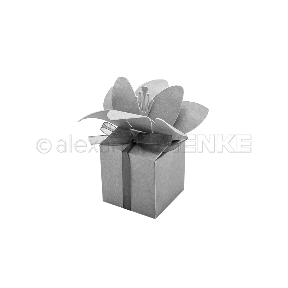 Eine Geschenkbox aus Papier von Alexandra Renke, verziert mit einer großen Zierblume auf der Oberseite und gefertigt mit der Motivstanze „Blumenbox“ sowie hochwertigen Designpapieren, präsentiert vor weißem Hintergrund.