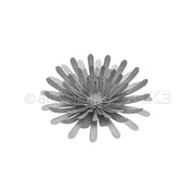 Graue Papierblume mit geschichteten, abgerundeten Blütenblättern, die kreisförmig angeordnet sind (von oben betrachtet) – ein perfektes 3D-„Pompom Blume“-Design, das sich mit der Motivstanze von Alexandra Renke oder den DieCut-Systemen ganz einfach basteln lässt.