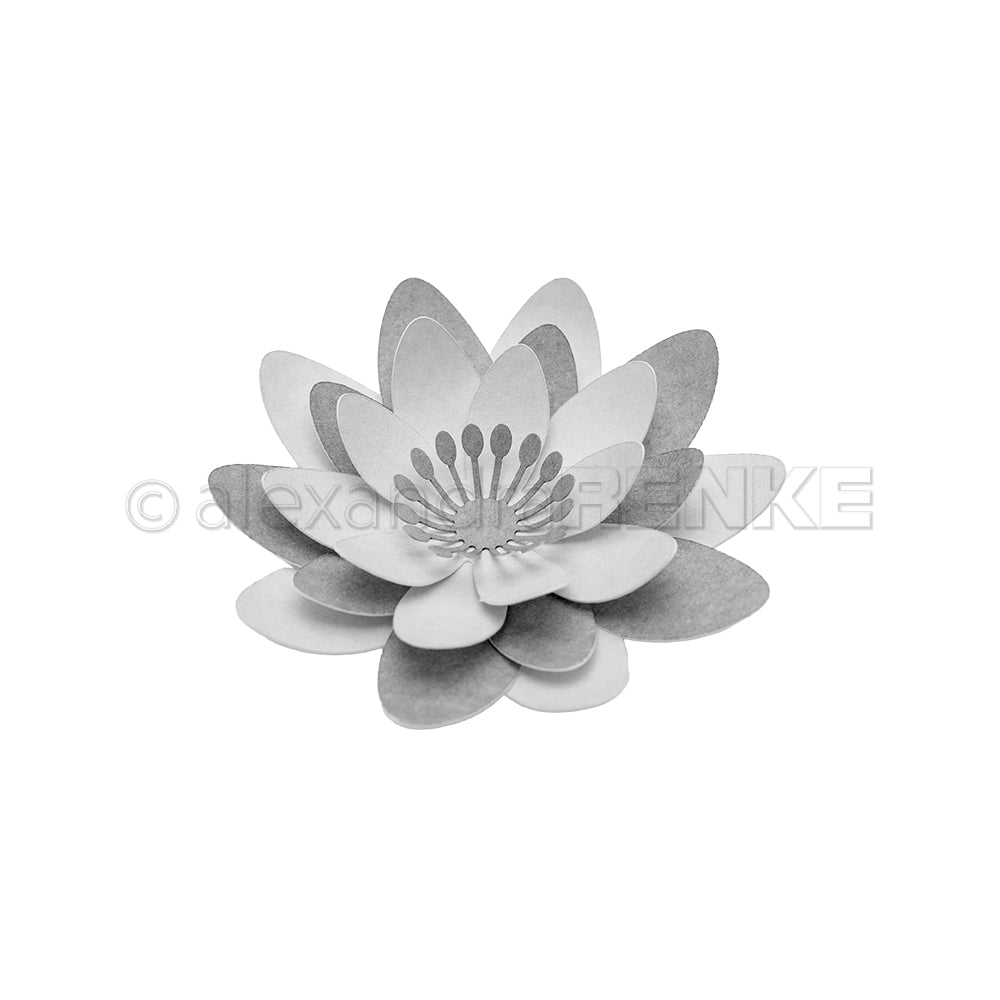 Auf weißem Hintergrund ist eine graustufige Lotusblume aus Papier mit mehrschichtigen Blütenblättern zu sehen, die mit dem „Alexandra Renke 3D Sternensee Rose Stanzsystem“ gefertigt wurde.
