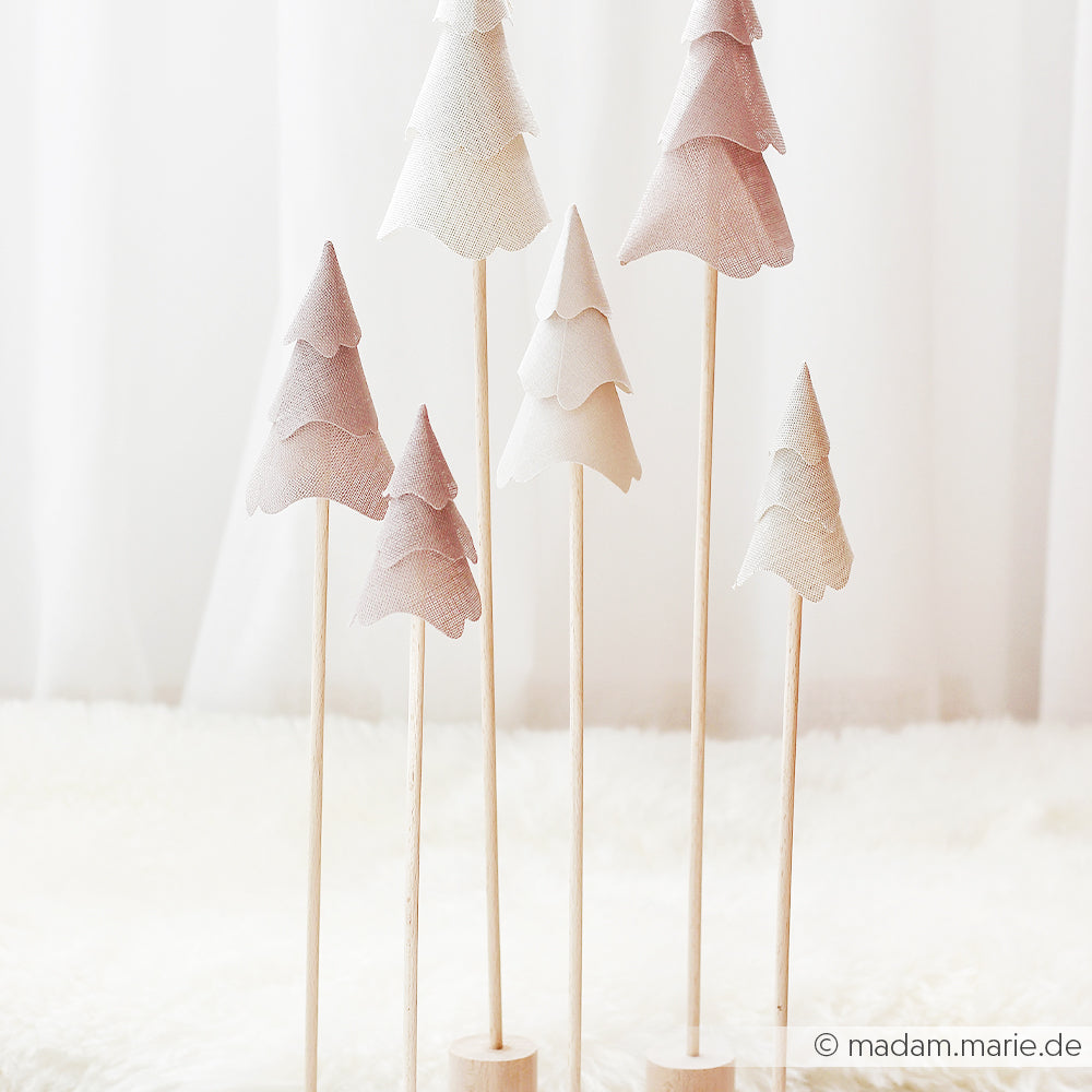 Sechs dekorative Weihnachtsbäume aus Stoff auf Holzstäbchen, gestaltet mit Designpapieren.