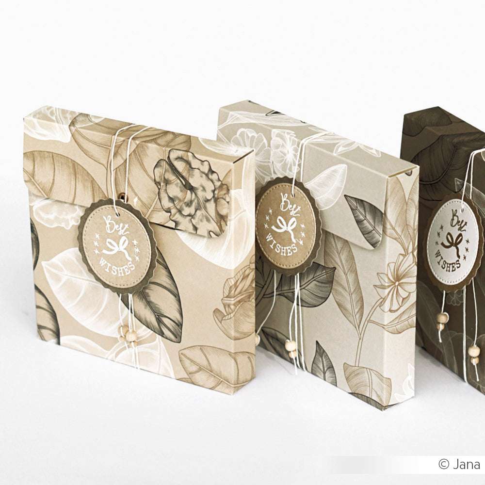 Drei Geschenkumschläge aus Alexandra Renke-Blumendesignpapier mit eleganten Blumenmustern, runden Glückwunschzetteln und charmanten Kordelverzierungen - ideal für Buchbinderei-Liebhaber.