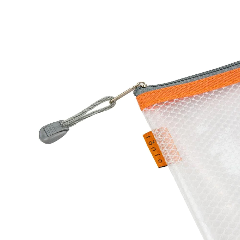 Der durchsichtige Aufbewahrungsbeutel A4 von Tonic Studios ist mit einem orangefarbenen Rand und einem grauen Reißverschluss versehen und eignet sich perfekt zur Aufbewahrung Ihrer Gegenstände.