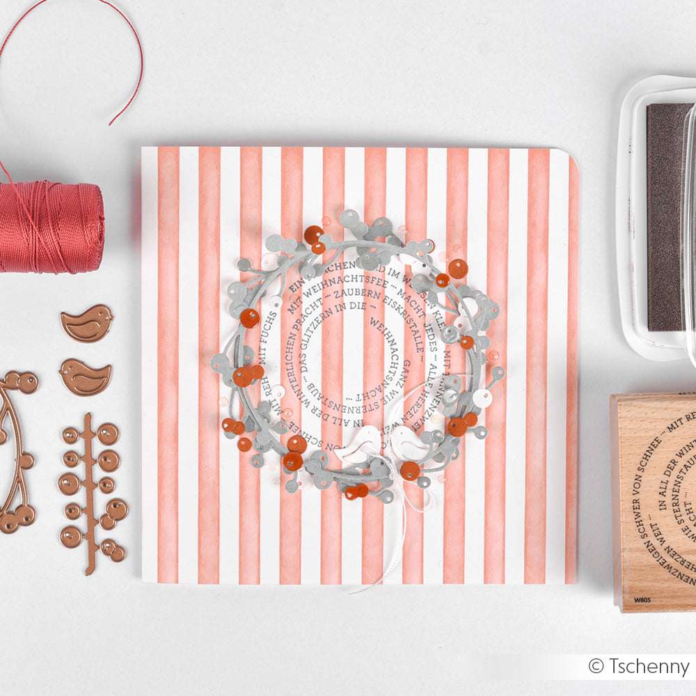 Quadratische Karte von Alexandra Renke mit roten und weißen Aquarell-Streifen, einem kreisförmigen Papierkranz und orangen Pailletten; ideal für einzigartige Papierprojekte mit Designpapier und Bastelwerkzeug.