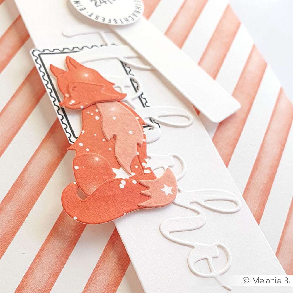 Handgefertigte Karte mit einem rot-orangen Fuchs und diagonalen roten Streifen auf Designpapier von Alexandra Renke, mit weißen Schriftakzenten.