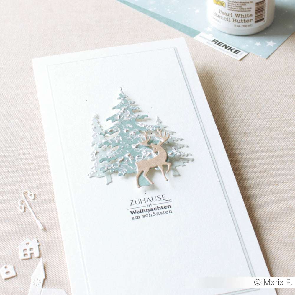 Handgefertigte Weihnachtskarte auf Mixed Media Boards von The Crafters Workshop, mit geprägten Bäumen, einem Rentier, deutschem Feiertagstext und strukturierten Akzenten, die mit Schablonen und Stencil Butter erstellt wurden.