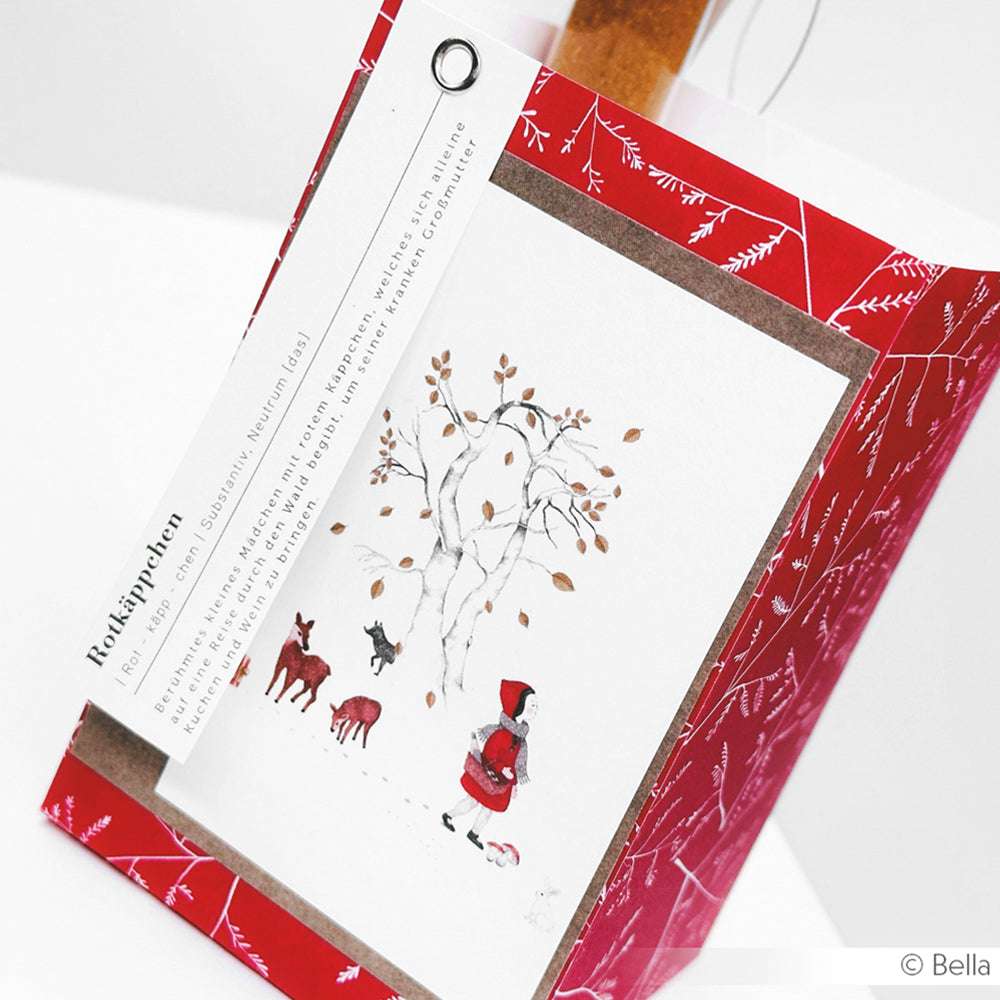 Rot-weiße Geschenktasche von Alexandra Renke aus hochwertigem Designpapier mit einer bezaubernden Rotkäppchen-Illustration mit einem Reh an einem Baum.