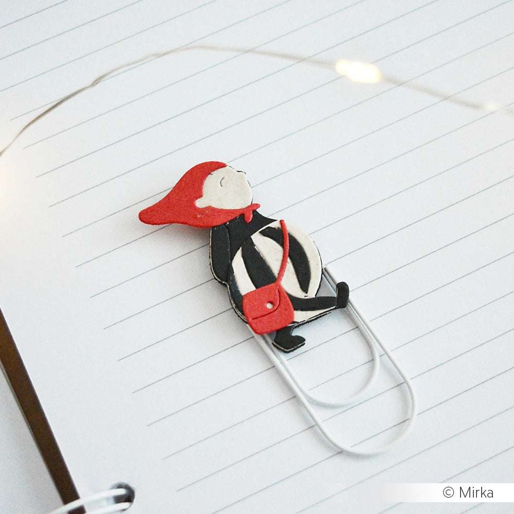 Ein Notizbuch von Alexandra Renke mit einer mädchenhaften Büroklammer mit roter Kapuze und Tasche auf liniertem Papier - perfekt für Fans der Motivstanze Wichtel Nils und kreativer DieCut Systeme.