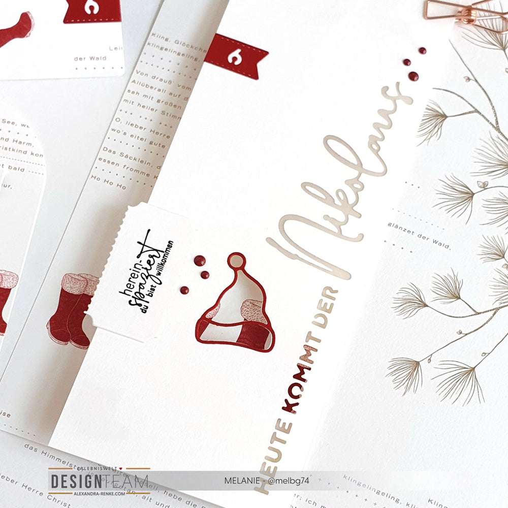 Minimalistische Weihnachtskarte von Alexandra Renke mit roten und goldenen Akzenten, mit einer Weihnachtsmannmütze und dem Text "Heute kommt der Nikolaus". Perfekt zum Basteln mit Designpapieren oder Motivstanze für eine einzigartige Note.