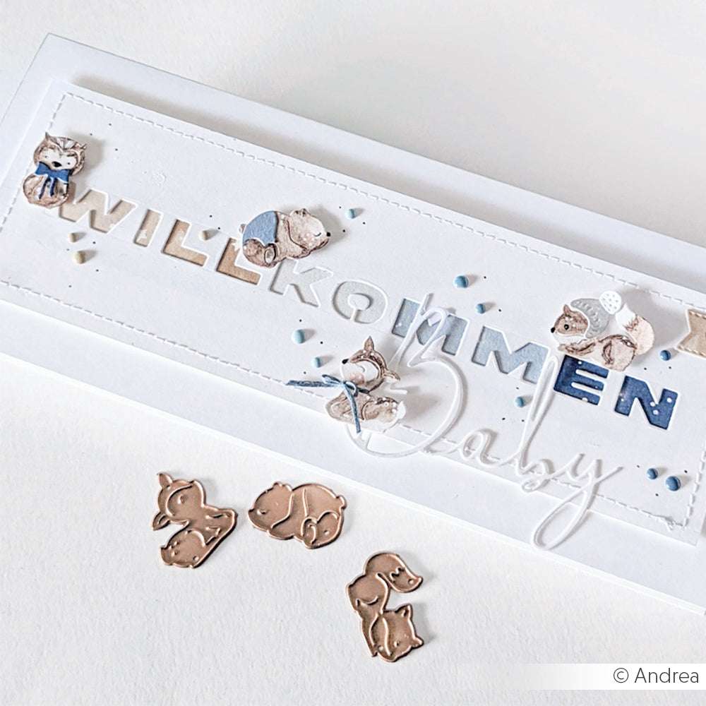 Eine handgefertigte "Willkommen Baby"-Karte von Alexandra Renke mit Tierillustrationen, blauen Akzenten und einzigartigen Details, die mit Designerpapier und einem Motivstanzer hergestellt wurden.