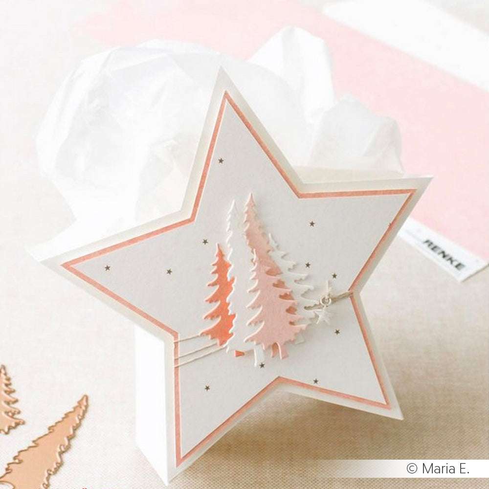 Die sternförmigen Grußkarten von Alexandra Renke mit rosa und weißen, gepunkteten Bäumen stehen auf einer hellen Oberfläche aus hochwertigem Designpapier und sorgen für einen einzigartigen Touch.