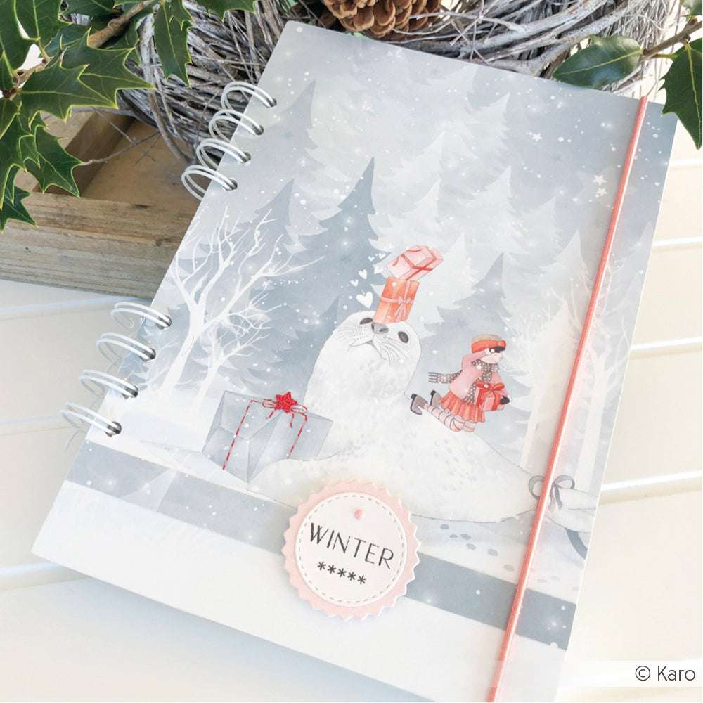 Spiralnotizbuch von Alexandra Renke mit Wintertieren, einem Mädchen, Geschenkboxen und dem Etikett "WINTER" - ideal für Buchbinderei-Projekte oder in Kombination mit Grußkarten für einen charmanten saisonalen Akzent.