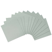 Zwölf hellgrüne, quadratische Sandpapierblätter von ☆, FSC-zertifiziert, sind auf einem weißen Hintergrund aufgefächert.