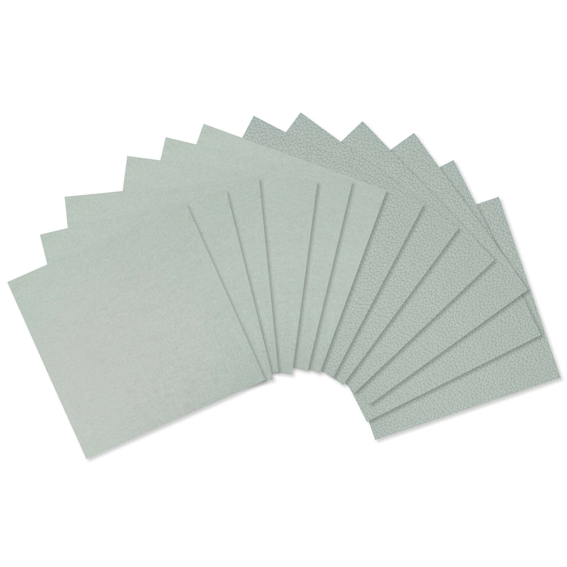 Zwölf hellgrüne, quadratische Sandpapierblätter von ☆, FSC-zertifiziert, sind auf einem weißen Hintergrund aufgefächert.