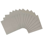 Ein aufgefächerter Stapel rechteckiger grauer Sandpapierblätter von ☆, hergestellt aus FSC-zertifiziertem Material, auf weißem Hintergrund.