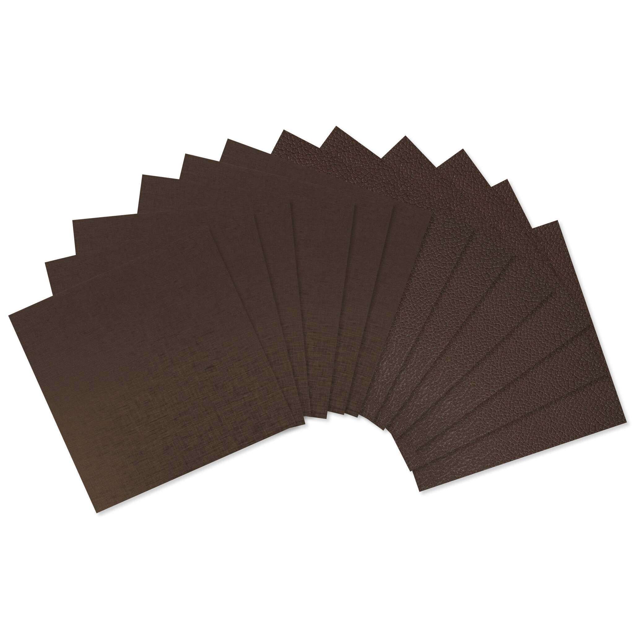 Zehn rechteckige braune ☆ Kartonblätter sind in einem Halbkreis auf weißem Hintergrund aufgefächert.