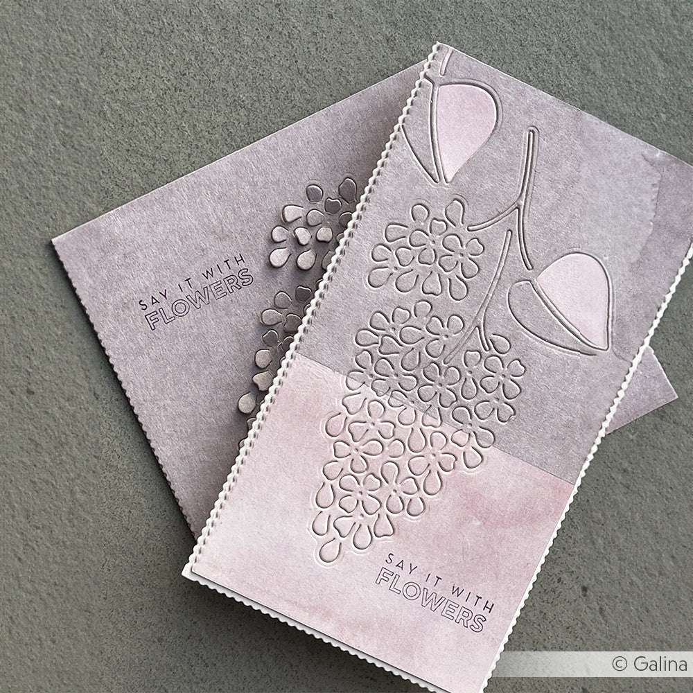 Zwei pastellfarbene Blumen-Grußkarten von Alexandra Renke mit ausgeschnittenen Blumenmotiven, Clear Stamps und "Say it with Flowers" - perfekt, um große Blumen in Ihren handgemachten Kreationen zu präsentieren.