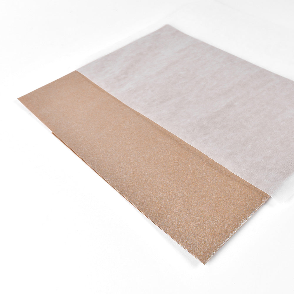 Ein brauner Pergamentbogen und ein weißer Wachspapierbogen von Vivant Decorations BV, perfekt für Geschenkverpackungen oder als elegantes Geschenkpapier, werden auf einem weißen Hintergrund gezeigt.