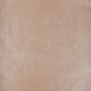 Eine strukturierte Oberfläche mit einer hellbraunen, sandigen Farbe und subtilen Sprenkeln - perfekt für elegante Geschenkverpackungen oder zur Dekoration für jeden besonderen Anlass von Vivant Decorations BV.