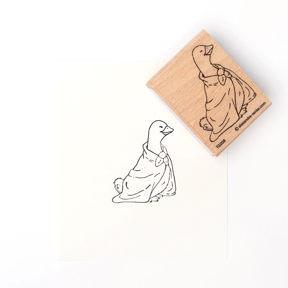 Ein Alexandra Renke Holzstempel und Papier zeigen den Umriss einer Gans in einem Mantel und einer Brosche - ideal für charmante Papierprojekte oder Stempelgummi-Kreationen.