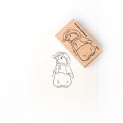 Ein Holzstempel von Alexandra Renke mit einem Bären im Schlafanzug und einer Nachtmütze, gestempelt auf weißem Papier - perfekt für die Verwendung mit Ihren Lieblingsstempelkissen.