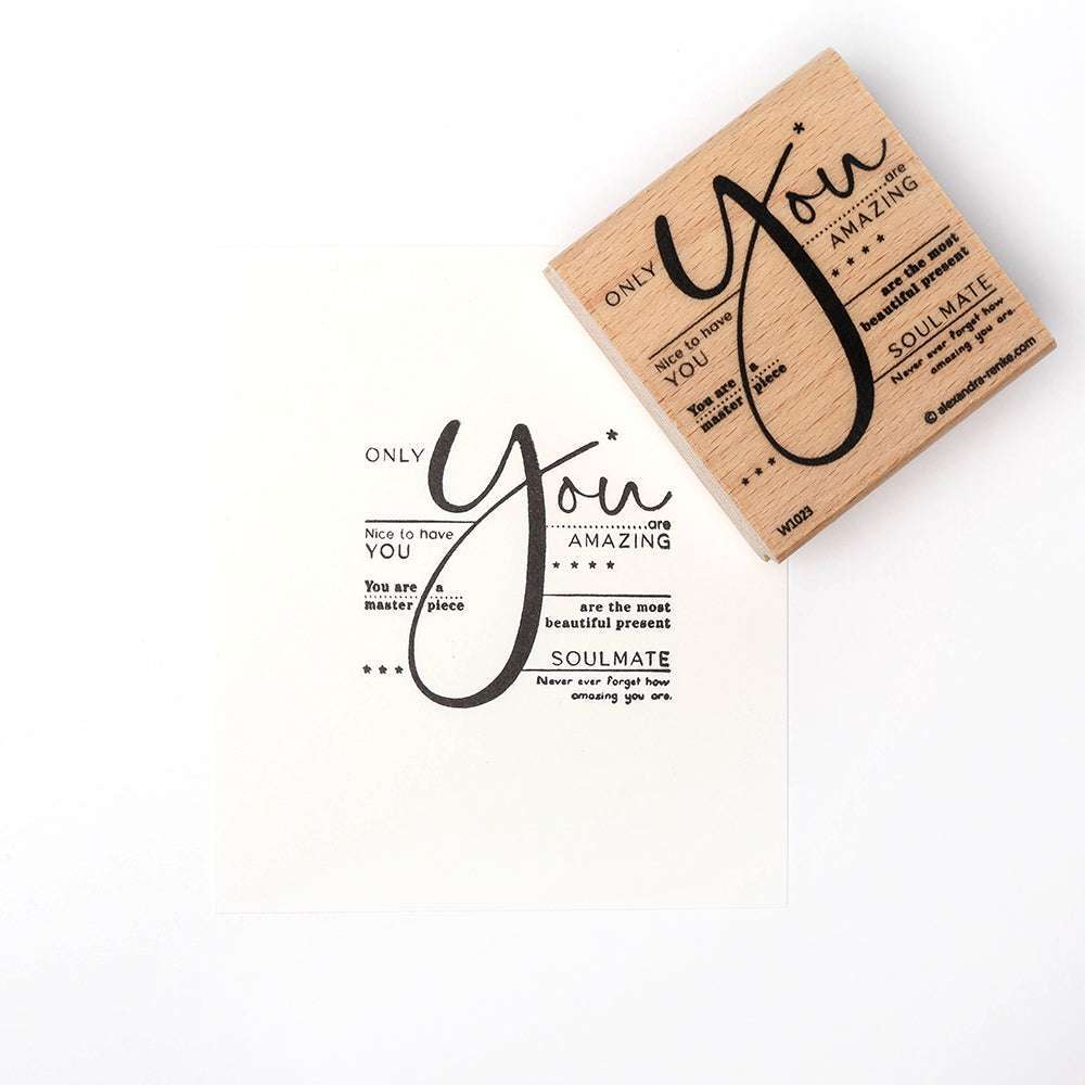 Ein Alexandra Renke Holzstempel und sein Druck mit den Worten: "Only You, Amazing, You are the most beautiful present, Soulmate".