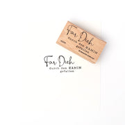 Ein Holzstempel von Alexandra Renke und sein Abdruck mit "Für Dich durch den KAMIN gefallen" auf weißem Papier - ideal für kreative Papierprojekte und individuelle Stempeldesigns.