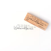 Ein Holzstempel von Alexandra Renke mit dem Spruch "Halt den Atem an bald kommt der Weihnachtsmann". Feine Details im Stempelgummi sorgen für klare Abdrücke auf Weihnachtskarten oder Geschenkverpackungen.