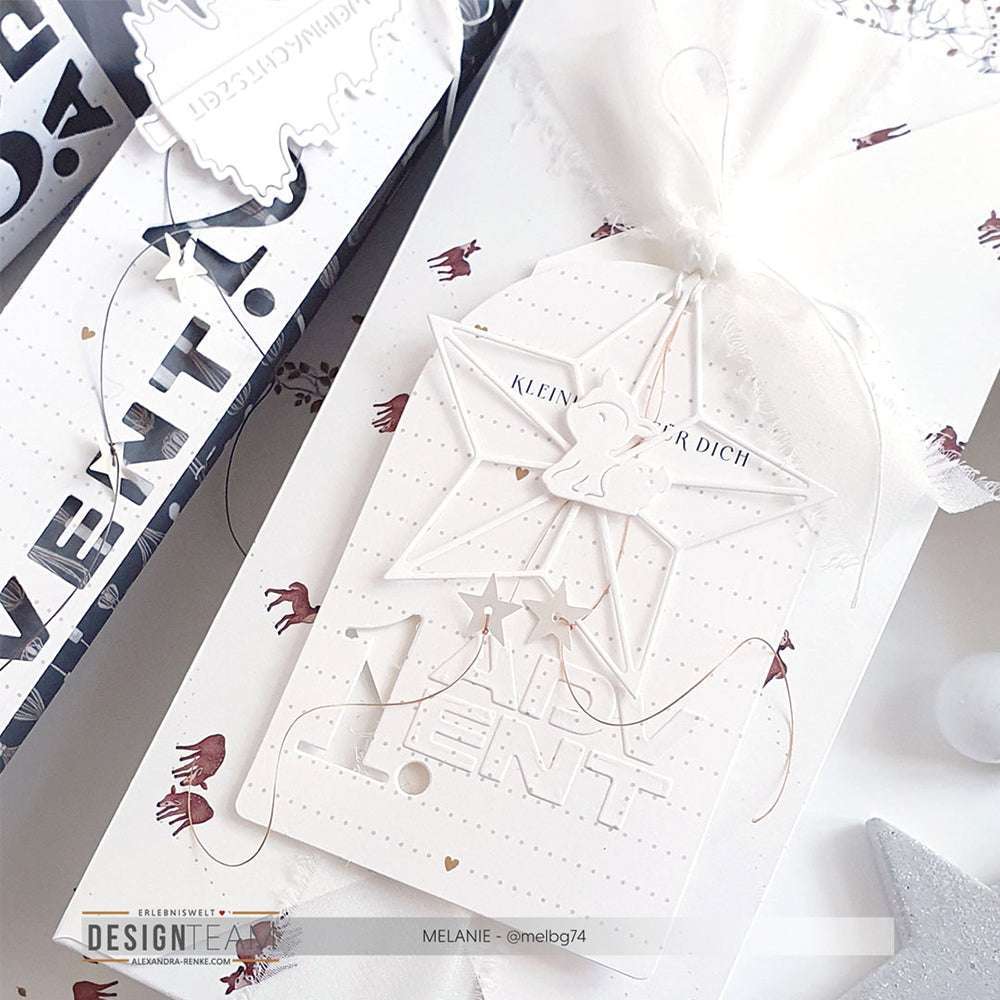 Weißer Geschenkanhänger von Vivant Decorations BV mit geschichtetem Stern, Engel, Text und Chiffonband auf gepunktetem Hintergrund mit dezentem Pferdemuster - ideal für Bastelprojekte oder kreative Deko Ideen.