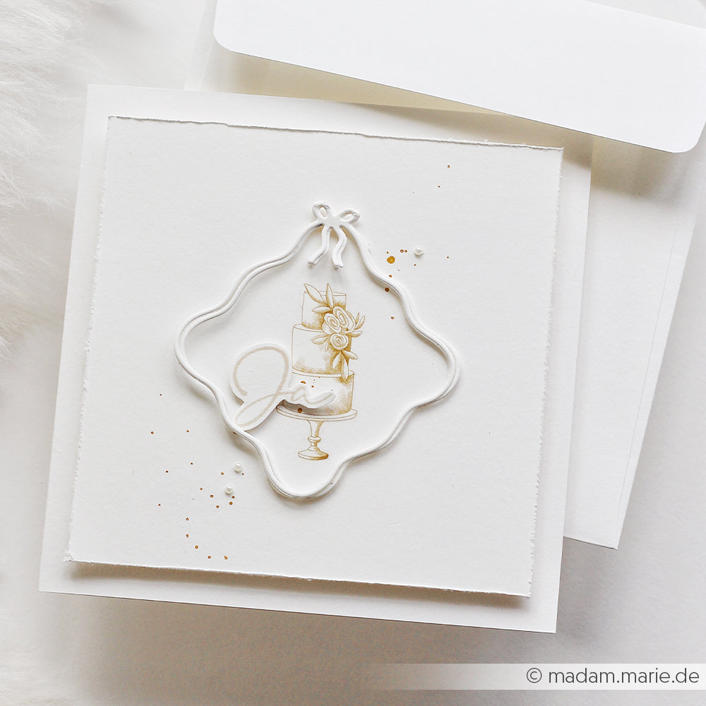 Elegante weiße Grußkarte von Alexandra Renke mit goldverzierter Hochzeitstorte und zarter Motivstanze Wellenrand-Rahmen - ideal für Fans von Stanzen für Papierbasteln.