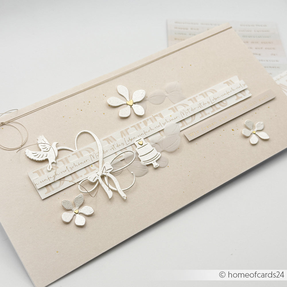 Elegante handgefertigte cremefarbene Karte mit geschichteten Blumen, einer Biene, einem Herz und zarten Schriftakzenten auf neutralem Hintergrund - gefertigt mit Alexandra Renke Stanzen für Designpapier für exquisite Details.