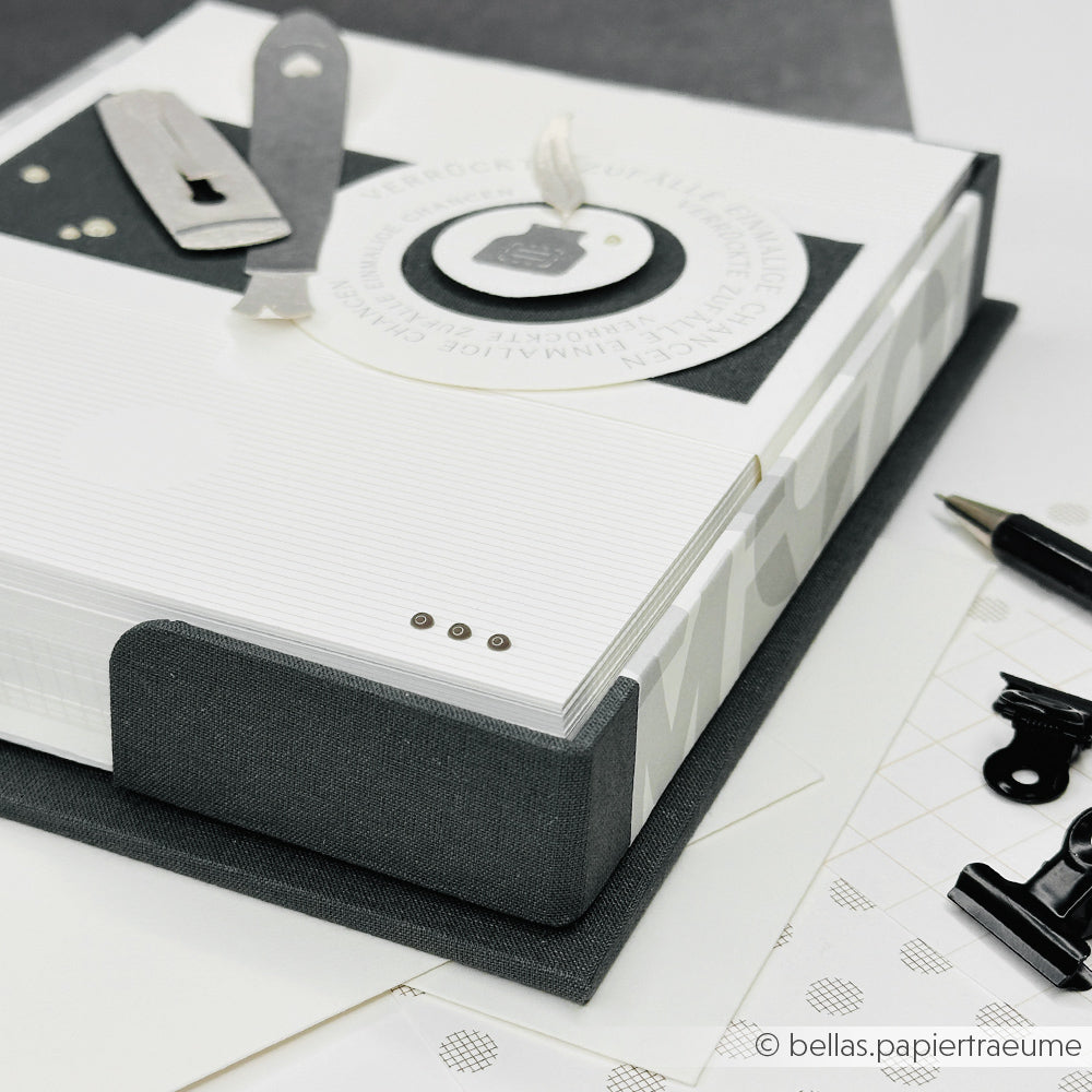 Ein modernes Scrapbook mit Schreibwaren von Alexandra Renke, Graupappe Zuschnitte und ordentlich geordnete Papiere auf einem Schreibtisch.