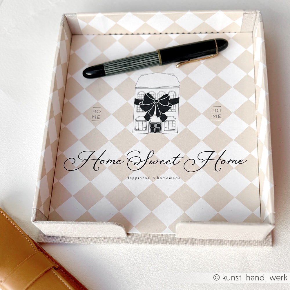 Rechteckiges PAPPKit-Tablett von Alexandra Renke mit dem Text "Home Sweet Home", einer Hausillustration und einem schwarzen Stift im Inneren.