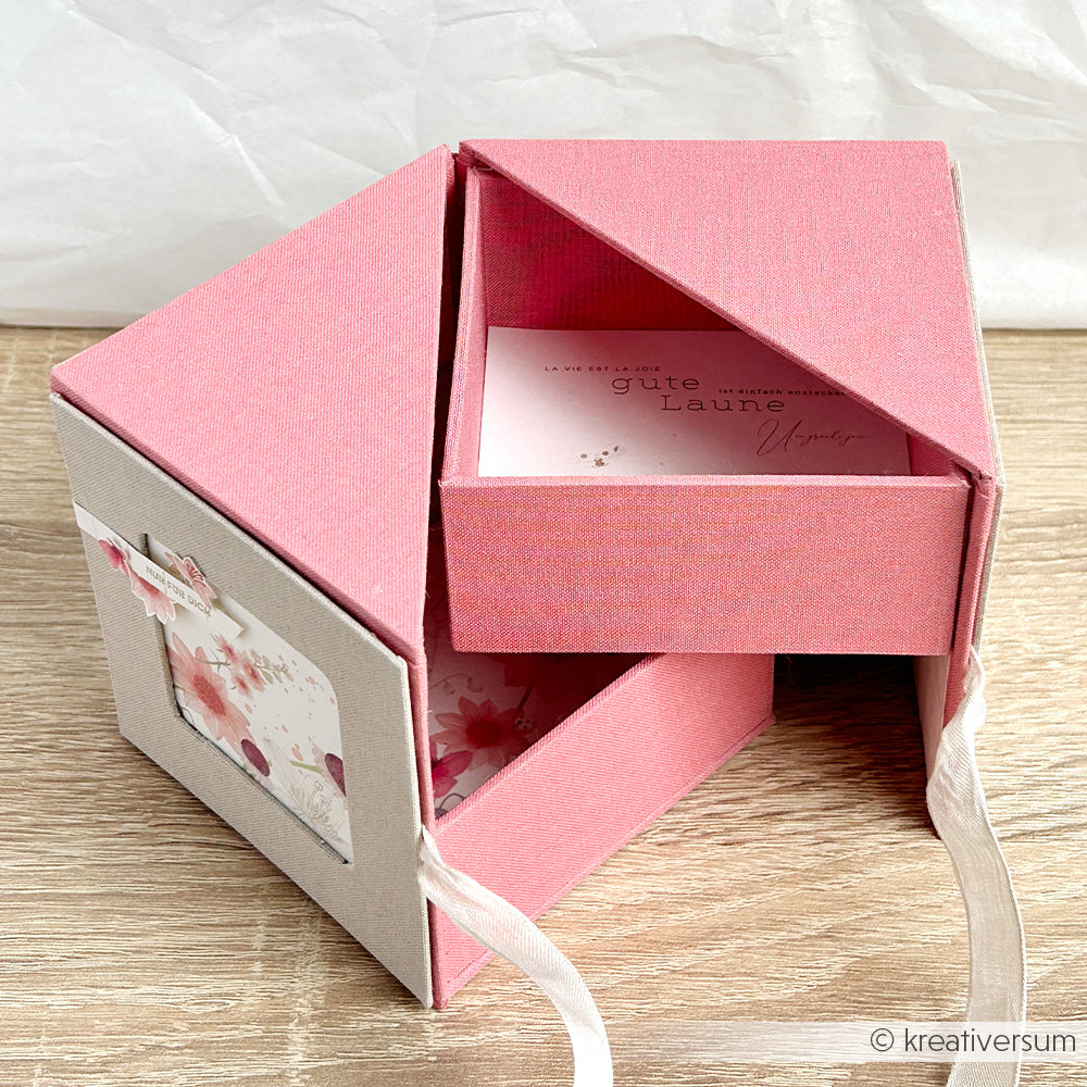 Rosa-beigefarbene Alexandra Renke PAPPKit-Geschenkbox mit zwei Fächern, die sich teilweise öffnen lassen, so dass eine Karte zum Vorschein kommt - ideal als Fotowürfelbox oder Fotobox zum Aufbewahren besonderer Erinnerungen.