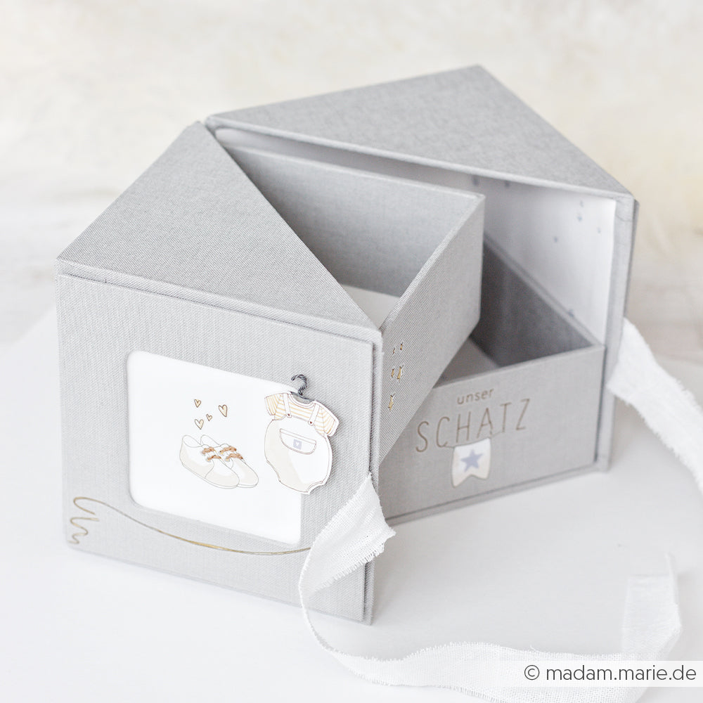 Graue Aufbewahrungsbox von Alexandra Renke mit Dekorationen zum Thema Baby, die sich öffnen lässt, um Fächer und weißes Band zu zeigen - ideal als Fotobox oder zum Aufbewahren von Erinnerungen aus Ihrem PAPPKit.