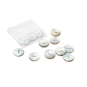 Zehn schillernde Perlmuttknöpfe mit zwei Löchern von Alexandra Renke liegen verstreut neben einem kleinen, durchsichtigen Plastikbeutel.