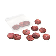 Zehn runde, rötlich-braune Akoya Muscheln Knöpfe von Alexandra Renke mit zwei Löchern, einige lose und andere in einem kleinen durchsichtigen Etui.