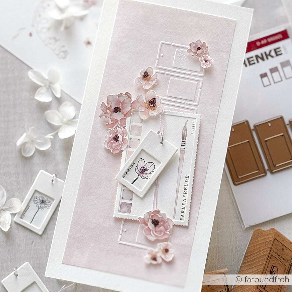 Handgefertigte Grußkarte von Alexandra Renke mit rosafarbenen Blumen, Anhängern und minimalistischen Blumen- und Schmetterlingsmotiven auf einem weichen Hintergrund, erstellt mit wiederverwendbaren Schablonen für einzigartige Farbkarten-Akzente.