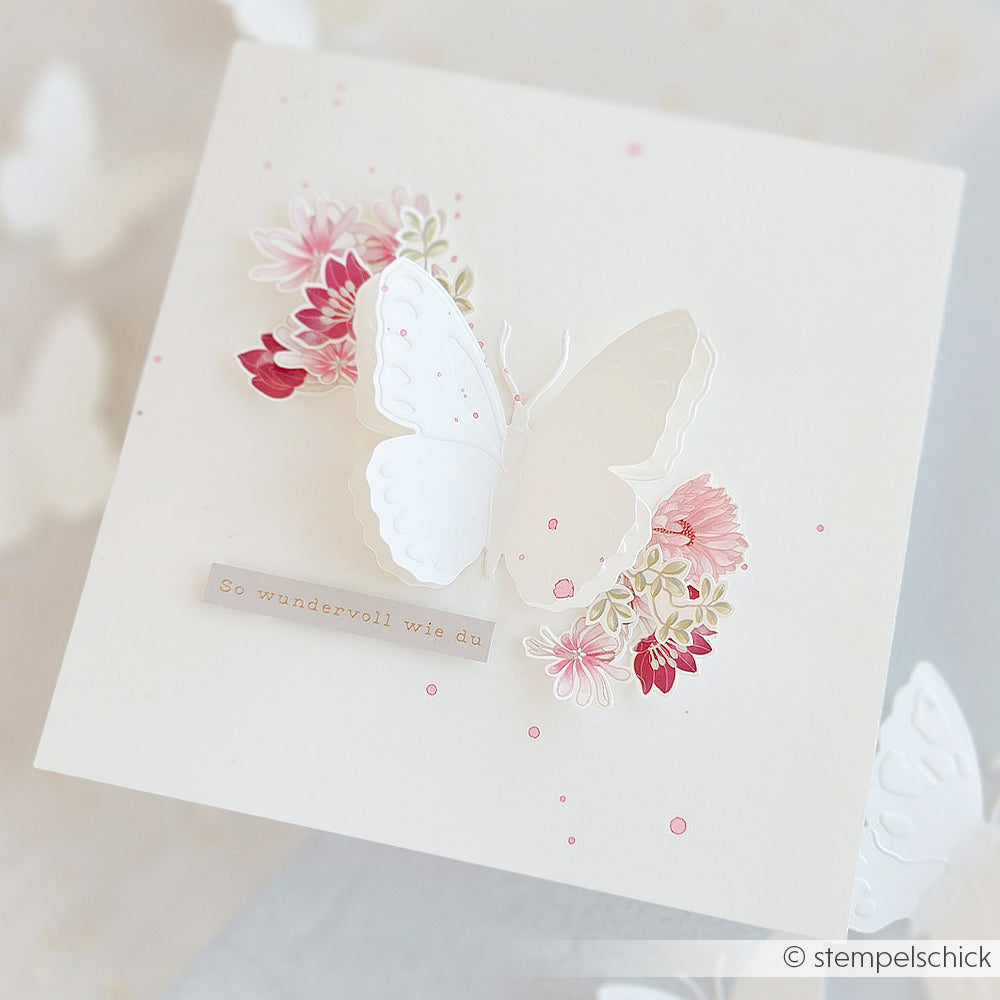 Eine weiße Karte von Alexandra Renke mit einem mit Stanzsystemen gefertigten 3D-Schmetterling, zarten rosa Blüten und einem kleinen Etikett mit der Aufschrift „So wundervoll wie du“ – perfekt, um pure Schmetterlingsfreuden zu teilen.