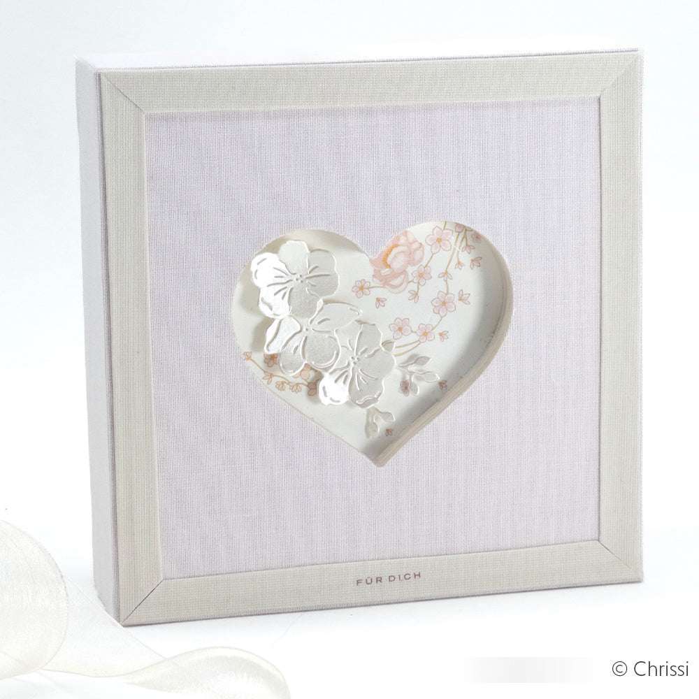 Quadratischer weißer Rahmen mit herzförmigem Ausschnitt, floralem Design und "FÜR DICH"-Text - hergestellt von Alexandra Renke mit PAPPcut Herz für präzise Schnitte; perfekt für kreative Buchbinden-Projekte.
