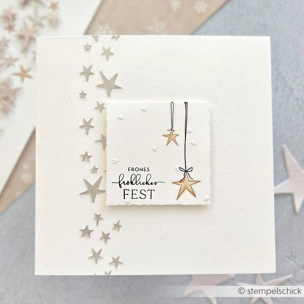 Quadratische Karte von Alexandra Renke mit silbernen und goldenen Sternen und "Frohes festlicher Fest" in der Mitte. Perfekt für Schablonen Papierprojekte oder zur Verwendung mit wiederverwendbaren Schablonen wie Musterstreifen Sternenhäuser.
