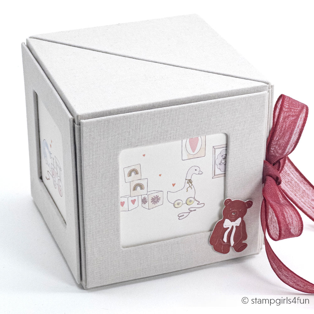 Graue Geschenkbox von Alexandra Renke mit roter Schleife, Bären- und Entenillustrationen sowie einem Fenster mit niedlichen Zeichnungen - hergestellt mit der PAPPcut-Technik für präzises Design.