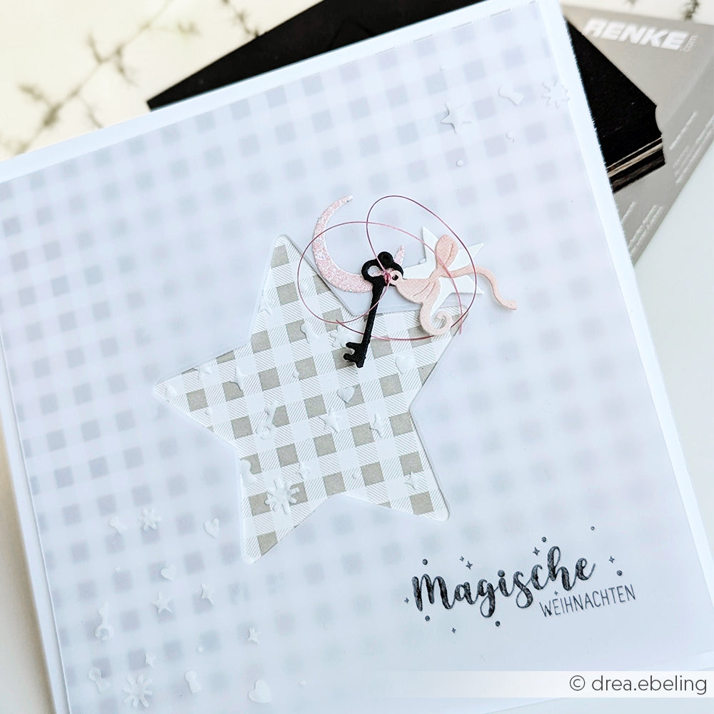 Eine Weihnachtskarte von Alexandra Renke mit einem PAPPcut Stern-Ausschnitt, rosa und schwarzer Dekoration und dem Text "Magische Weihnachten".