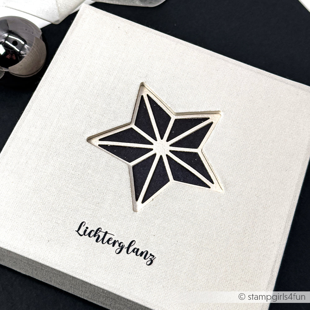 Beigefarbene Karte von Alexandra Renke mit einem geometrischen Sternausschnitt von PAPPcut Stern und "Lichterglanz" darunter, ideal für Buchbinden-Projekte, abgebildet auf schwarzem Hintergrund.